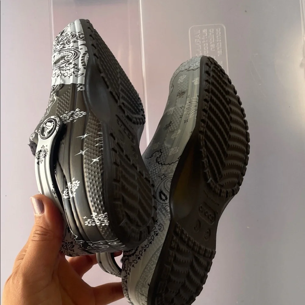 CROCS Kids Black and Gray Patterned Slippers